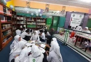 Kelas 8A Matsasaba Antusias Laksanakan Belajar Bersama di Perpustakaan