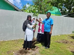 Implementasi Program Adiwiyata, Matsasaba Serahkan Bibit Pohon Jamaika Ke Perpusda