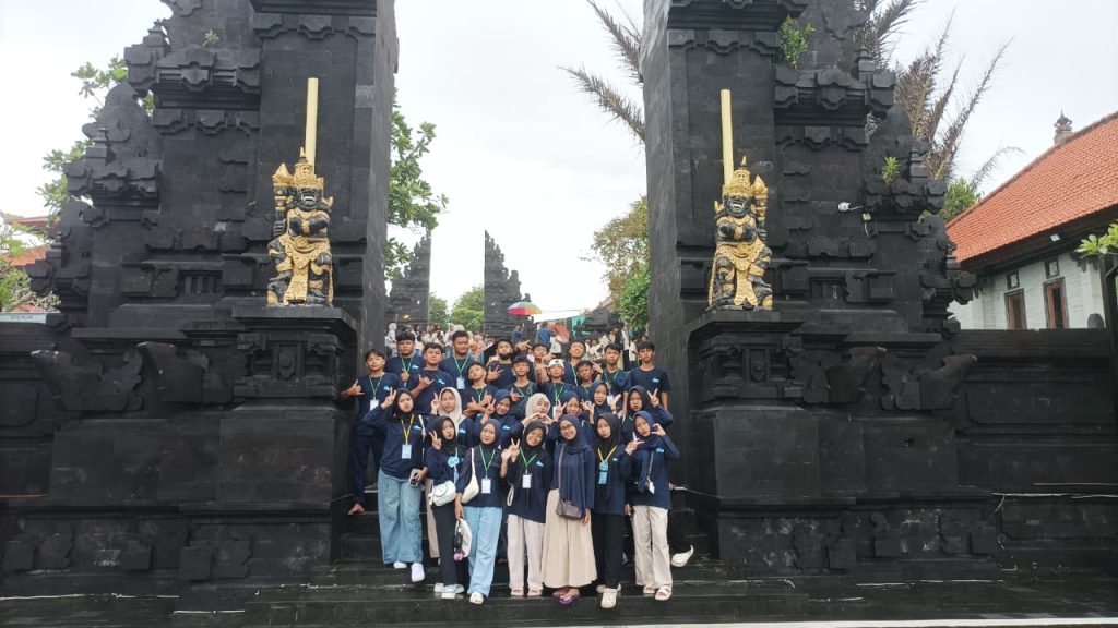 Tanah Lot menjadi Destinasi Edu trip Bali MTsN 1 Bantul
