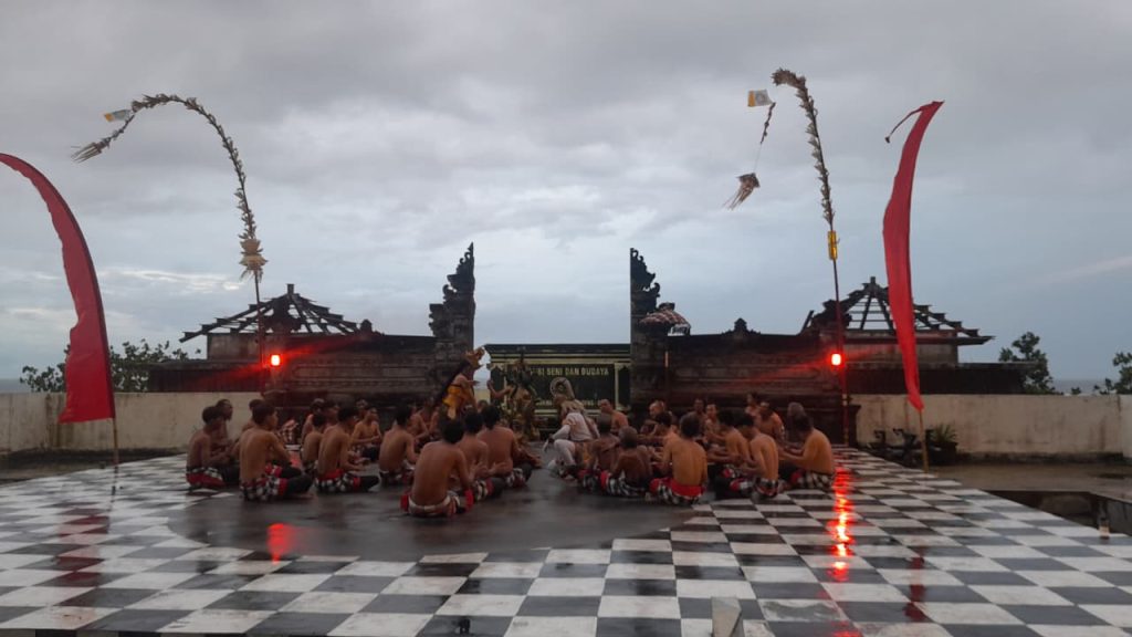 Nikmati Tari Kecak yang Spektakuler, Rangkaian Edu Trip MTsN 1 Bantul ke Bali