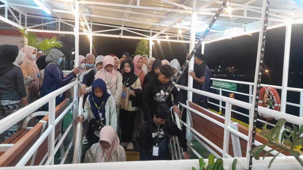 Pengalaman Berkesan Peserta Edutrip Bali MTsN 1 Bantul Menyeberang dengan Kapal.