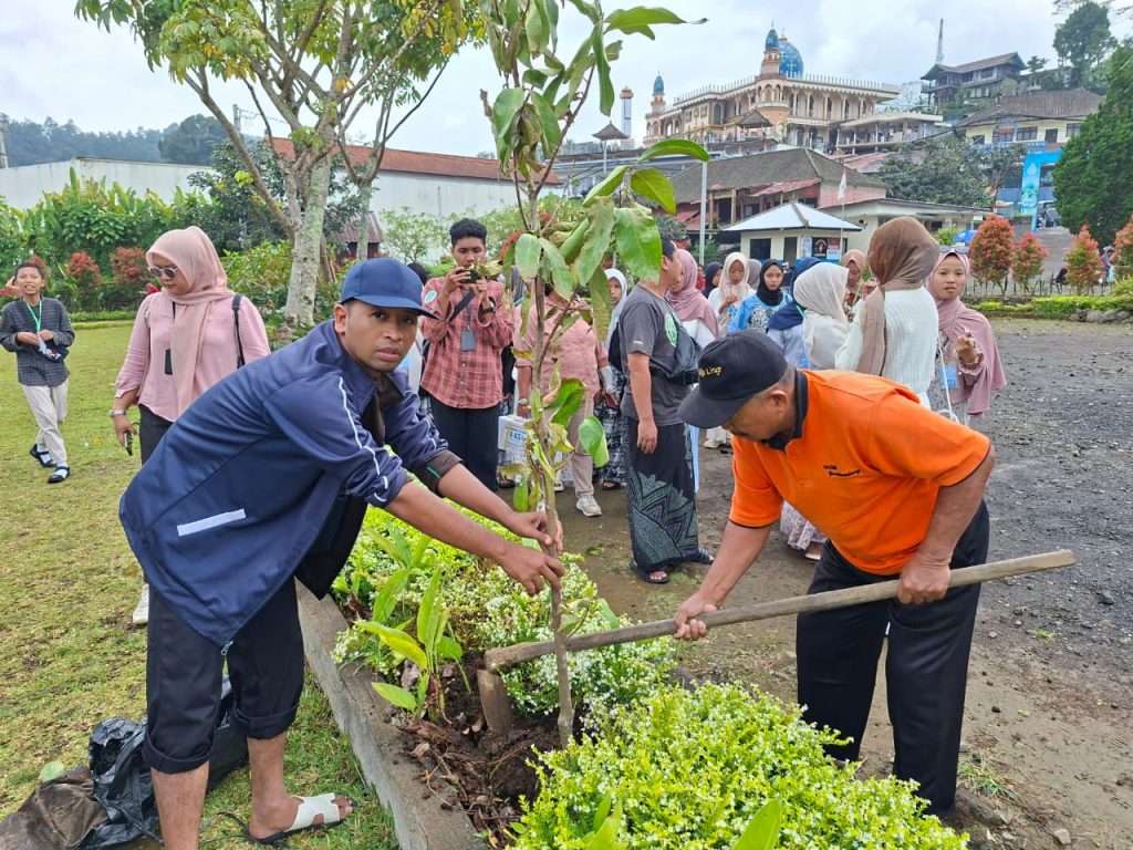 Akhiri Edu Trip ke Bali , MTsN 1 Bantul Tanam Pohon Jamaika